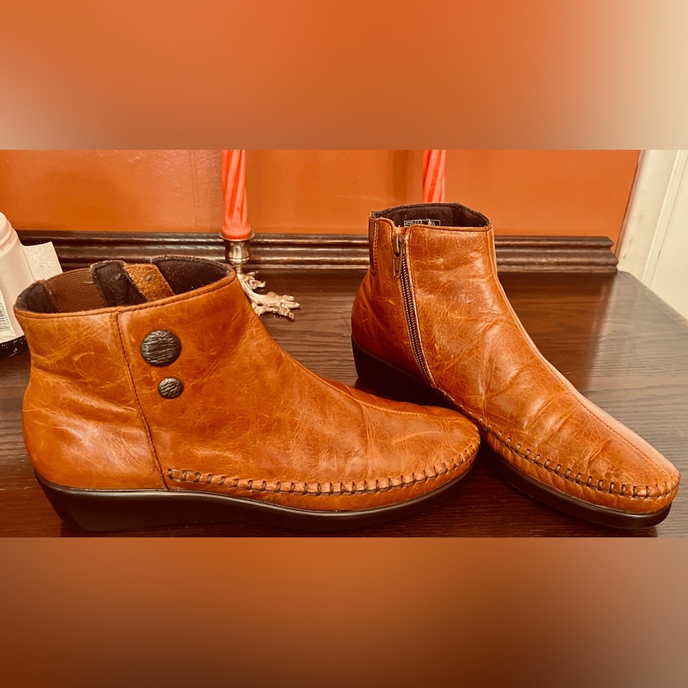 SAS Jade Ankle Boot- lightly worn size 8.5 N